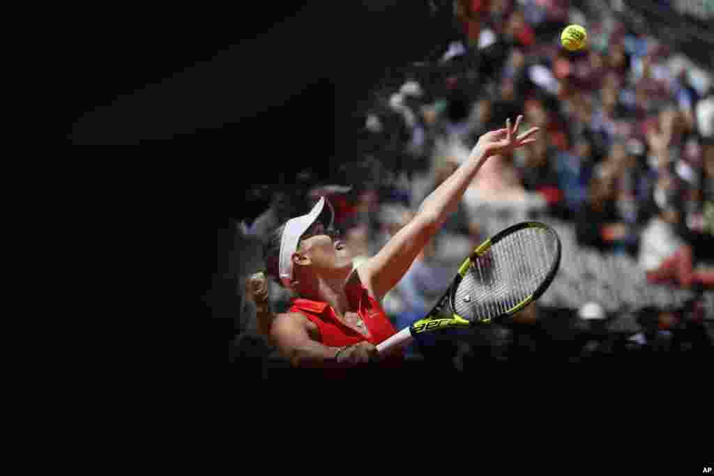 Petenis Denmark Caroline Wozniacki melakukan servis melawan pemain remaja non unggulan Latvia, Jelena Ostapenko pada pertandingan perempat final turnamen grand slam Perancis Terbuka di Roland Garros, Paris.&nbsp;Wozniacki secara mengejutkan kalah dalam tiga set: 6-4, 2-6, 2-6.