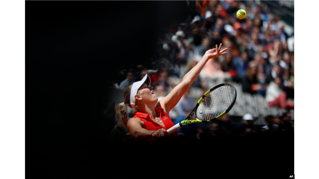 Petenis Denmark Caroline Wozniacki membalikan servis ke arah petenis Latvia, Jelena Ostapenko, dalam perempat final turnamen Perancis Terbuka di stadion Roland Garros, di Paris, Perancis, 6 Juni 2017.