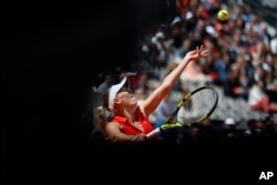 Petenis Denmark Caroline Wozniacki membalikan servis ke arah petenis Latvia, Jelena Ostapenko, dalam perempat final turnamen Perancis Terbuka di stadion Roland Garros, di Paris, Perancis, 6 Juni 2017.