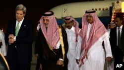 美國國務卿克里3月3日抵達沙特首都利雅得時﹐與沙特外交大臣沙特.費薩爾王子一起步離機場。