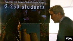 Internet developer Roya Mahboob speaking with US Secretary of State John Kerry in Kabul, Afghanistan, March 26, 2013. (Photo: VOA / Scott Stearns)