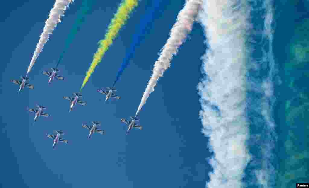 J-10 fighter jets of Bayi aerobatic team of Chinese People&#39;s Liberation Army (PLA) Air Force perform during the China International Aviation and Aerospace Exhibition, or Zhuhai Airshow, in Zhuhai, Guangdong province, Nov. 6, 2018.