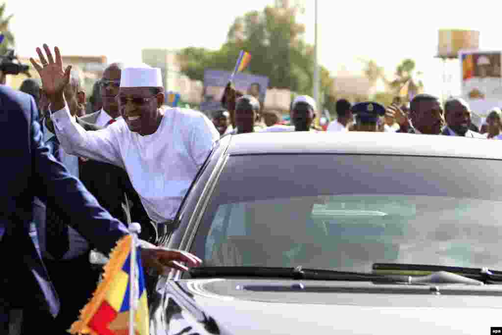Le président tchadien Idriss Deby se penche de sa voiture pour saluer la foule après son arrivée à Khartoum, Soudan, 8 mars 2016. Deby a été proclame vainqueur au premier tour de l&rsquo;élection présidentielle du 10 mars 2016 au Tchad avec plus de 69%.&nbsp;