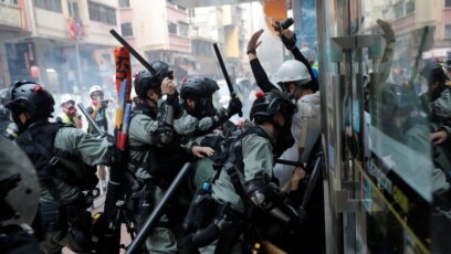 Cảnh sát chống bạo động xông vào đám đông tham gia cuộc biểu tình chống chính phủ tại khu vực Wanchai của Hong Kong, hôm 1/10/ 2019, 