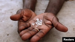 Photo d’archives (19 septembre 2010): Un revendeur illégal de diamants zimbabwéen montre quelques-unes des pierres précieuses en sa possession.