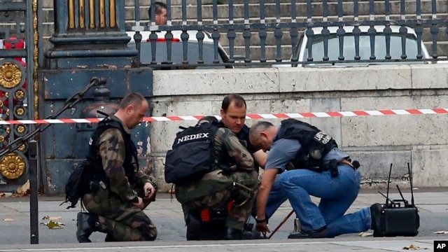 La police francaise verifie un colis suspect devant le Palais de Justice de Paris en France, 16 novembre 2015. (AP Photo/Francois Mori)
