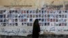 یک زن در کنار تصاویر زندانیان سیاسی در بحرین - آرشیو