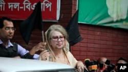 Cựu Thủ tướng Bangladesh Khaleda Zia cầm lá cờ đen đứng trước văn phòng của bà ở Dhaka, Bangladesh, 5/1/15