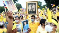 ကွယ်လွန်သူ ထိုင်းဘုရင်ကြီးမွေးနေ့ ဘုရင်စနစ်လိုလားသူတွေ သောင်းသောင်းဖျဖျ