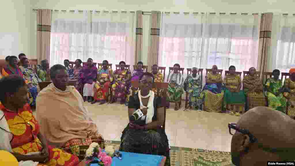 Bamwe mu babyeyi bagizwe incike na jenoside batuye mu nzu yabagenewe iri mu karere ka Bugesera mu ntara y'uburasirazuba bw'u Rwanda mu kiganiro n'umunyamakuru w'Ijwi ry'Amerika Eddie Rwema