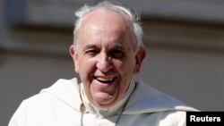 Pope Francis smiles as he arrives to lead his Wednesday general audience in Saint Peter's Square at the Vatican May 14, 2014. REUTERS/Max Rossi (VATICAN - Tags: RELIGION) - RTR3P1VJ