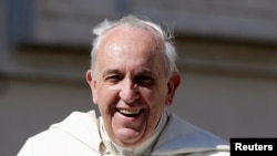 罗马天主教教宗方济各在梵蒂冈圣彼得广场主持例行接见活动。（2014年5月14日）