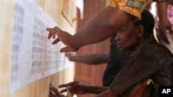 Dân Togo xem danh sách cử tri trước khi bỏ phiếu tại một địa điểm bầu cử ở Lome, Togo, ngày 25/4/2015.
