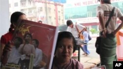 緬甸民主派領袖昂山素姬的照片開始在當地的報章見到