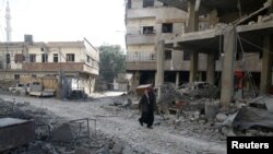 نمای از یک ساحۀ ویران شده در شرق غوطه در حومۀ دمشق پایتخت سوریه