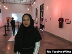 Nurul Fasivica dari Melek Bersama berharap, lewat pameran ini, masyarakat umum akan lebih terbuka membicarakan kekerasan seksual (foto: VOA/Rio Tuasikal)