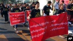 သတင်းမီဒီယာသမားတွေ ဆန္ဒထုတ်ဖော်ခဲ့ကြစဉ်။ (ဇွန် ၇၊ ၂၀၁၄)