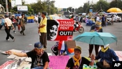 Anti-government protesters camp outside Government House, which houses Thai Prime Minister Yingluck Shinawatra's office, in Bangkok, Thailand, Dec. 11, 2013. 