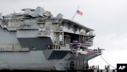 Kapal induk pembawa pesawat milik AS, USS Ronald Reagan, berlabuh di Teluk Manila, Filipina, 7 Agustus 2019.