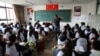 资料照：西藏拉萨一所学校里的学生正在上藏语课。（2015年9月18日）