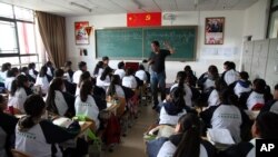 位於拉薩的拉薩北京實驗中學的學生在上藏語教學的課程。（2015年9月18日）