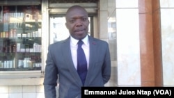 Jean Bruno Tagne, journaliste politique à canal 2 international, à Yaoundé, le 11 octobre 2017. (VOA/Emmanuel Jules Ntap)