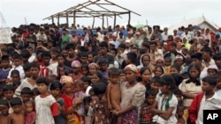 Ông Quintana cũng đi thăm bang Rakhine miền tây, nơi 120.000 người vẫn còn bị thất tán vì bạo động giáo phái.