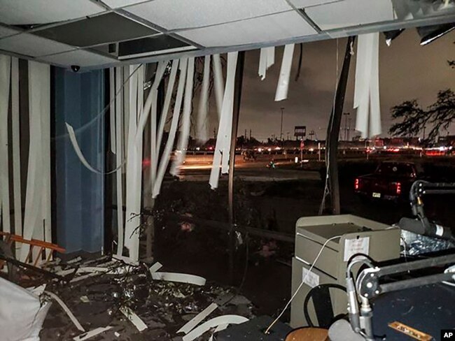 En esta foto proporcionada por Lew Morris, se ven daños causados a la estación de radio KNON-FM por el tornado que afectó Dallas, Texas, el domingo, 20 de octubre, de 2019.