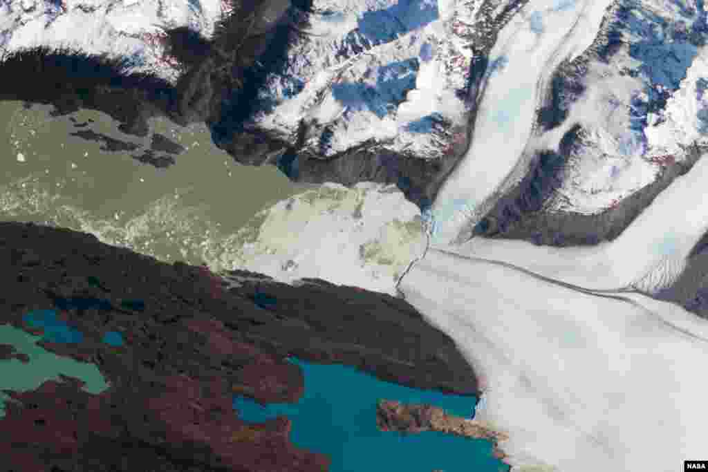 Bức ảnh chụp từ Trạm Không gian Quốc tế cho thấy đỉnh của sông băng Upsala ở mạn Argentina thuộc Ðồng băng Bắc Patagonia.