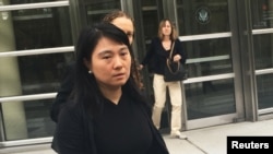 Cựu nhân viên hàng không Air China Ying Lin rời Tòa án Liên bang Mỹ ở Booklyn, New York, hôm 6/9/2016. Bà Lin thú nhận đã 'làm việc' cho quân đội Trung Quốc khi còn là nhân viên của một hãng hàng không của Trung Quốc ở hai sân bay phục vụ New York.