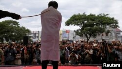 Aceh menerapkan Qanun Jinayat, yang mana hubungan seks sesama jenis dihukum cambuk.