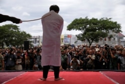 Qanun Jinayat (hukuman cambuk) diberlakukan di Aceh, termasuk bagi para pelaku hubungan seks sesama jenis. (Foto: ilustrasi).