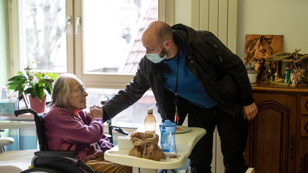 Holiday-COVID Policies Lead to Hard Choices at French Nursing Homes - Vimarsana News