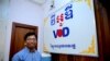 លោក ណុប វី ប្រធាន​ផ្នែក​ប្រព័ន្ធ​ផ្សព្វផ្សាយ​នៃ​មជ្ឈមណ្ឌល​កម្ពុជា​ដើម្បី​ប្រព័ន្ធ​ផ្សព្វផ្សាយ​ឯករាជ្យ​ CCIM ឈរ​ក្បែរ​ស្លាក​សញ្ញា​វិទ្យ​វីអូឌី ដែល​មាន​សរសេរ​ពាក្យ​«វិទ្យុ​របស់​ប្រជាពលរដ្ឋ» នៅ​ក្នុង​បន្ទប់​គ្រប់គ្រង​ការ​​ផ្សាយ​មួយ​ក្នុង​ការិយាល័យ​វីអូឌី​ក្ន