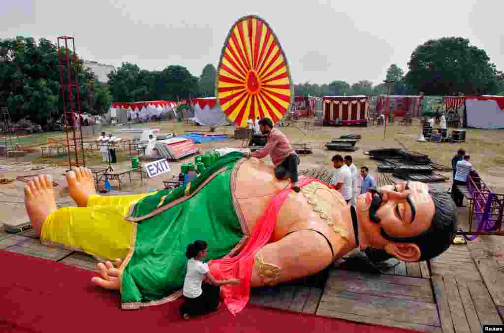 جریان تزیین کردن مجسمۀ یکی از اساطیر هندوها به نام راوانا برای یک جشن مذهبی در چندیگر هند.