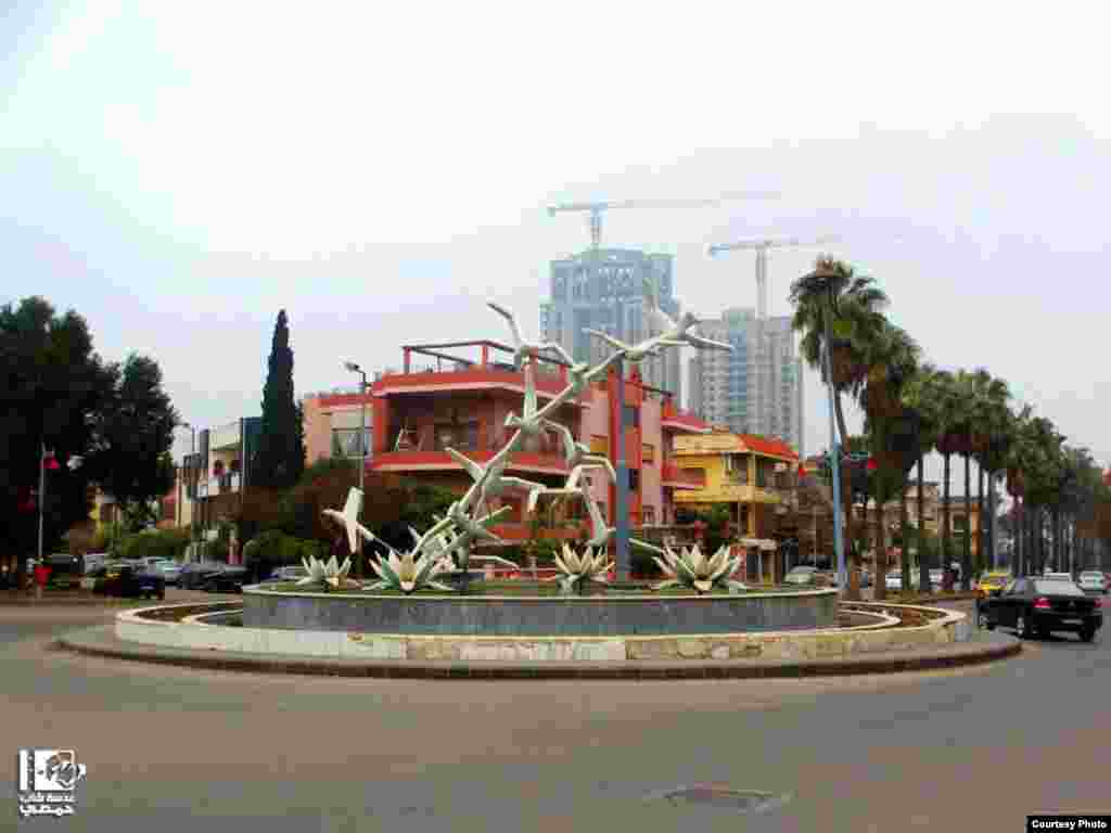 2013年1月22日，霍姆斯市哈姆拉環形交叉口的雕塑依然挺立。(Lens Young Homsi)