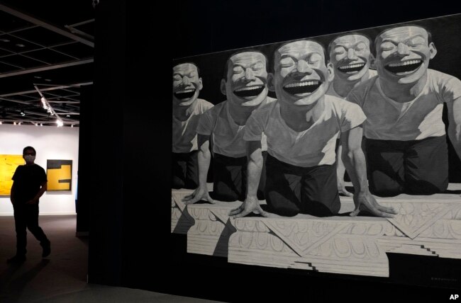 一名男子走过香港苏富比拍卖的中国艺术家岳敏君的绘画“狮子”的广告。（2020年10月3日）