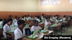 Crianças em escola Dom Bosco no Sambizanga, Luanda. Angola (imagem de arquivo)