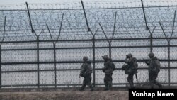 한반도 서부전선 최전방 도라산 관측소 앞에 한국 군이 철책을 점검하고 있다. (자료사진)