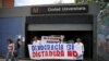 Partidarios de la oposición salen de una estación de metro con una pancarta que dice "democracia sí, dictadura no" durante una protesta en Caracas, el 31 de marzo de 2017. Foto: Reuters.