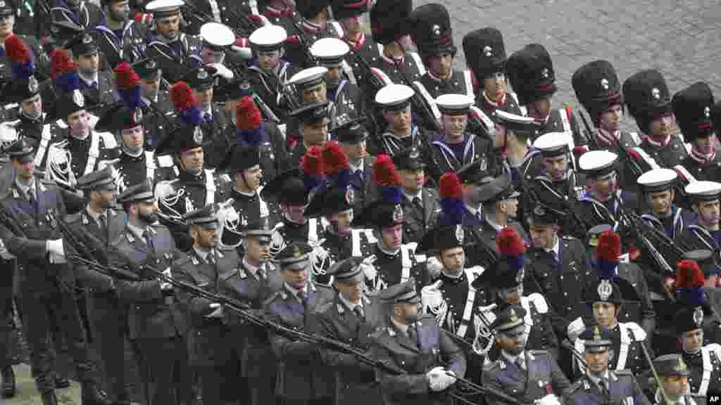Défilé de la police italienne, dans la place Saint-Pierre, au Vatican, le 16 avril 2017.