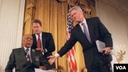 Mantan Presiden Clinton and Wapres Al Gore bersama Herman Shaw, 94, dalam sebuah konferensi pers 16 Mei 1997, meminta maaf kepada korban riset di Tuskegee.