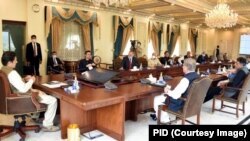وزیر اعظم عمران خان وفاقی کابینہ کے ایک اجلاس کی صدارت کرتے ہوئے (فائل)