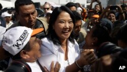 Ứng cử viên tổng thống Keiko Fujimori (giữa) của đảng chính trị Nhân dân Fuerza chào đón những người ủng hộ khi bà vận động tranh cử ở San Juan de Lurigancho, Peru, ngày 10 tháng 5 năm 2016.