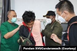 "Sembilan tenaga kesehatan dan satu personil TNI, korban aksi kekerasan kelompok bersenjata di Kiwirok, menjalani perawatan kesehatan di RS Jayapura, sejak Jumat (17/9). (Foto: Courtesy/Pendam XVII/Cenderawasih)