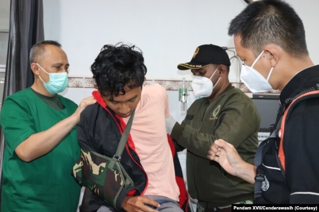 "Sembilan tenaga kesehatan dan satu personil TNI, korban aksi kekerasan kelompok bersenjata di Kiwirok, menjalani perawatan kesehatan di RS Jayapura, sejak Jumat (17/9). (Foto: Courtesy/Pendam XVII/Cenderawasih)