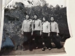 1970年代初期，莉莉（左一）与几名北京女知青在云南兵团住地附近合影（莉莉提供图片）