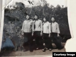 1970年代初期，莉莉（左一）与几名北京女知青在云南兵团住地附近合影（莉莉提供图片）
