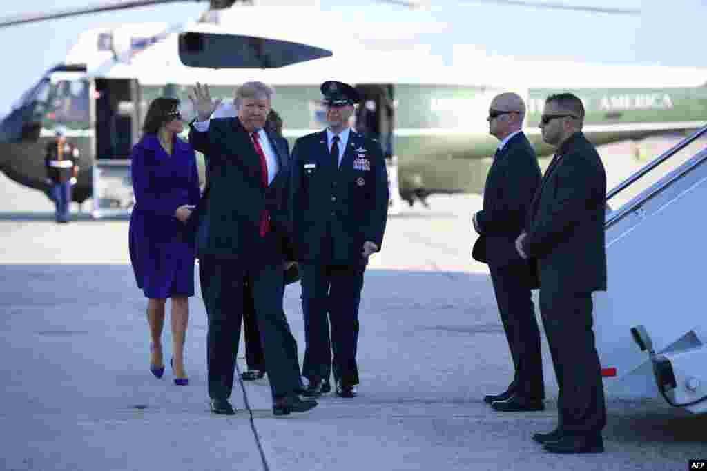 在马里兰州安德鲁斯空军基地，美国总统唐纳德&middot;川普和第一夫人梅拉尼亚&middot;川普走向总统专机空军一号，准备开始为期11天的亚洲之行（2017年11月3日）。