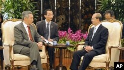 သမ္မတ ဦးသိန်းစိန် စင်ကာပူနိုင်ငံ ခရီးစဉ်အတွင်း စင်ကာပူဝန်ကြီးချုပ် Lee Hsien Loong (ဝဲ) နဲ့ တွေ့ဆုံနေစဉ်။ (ဇန်နဝါရီလ ၃၀၊ ၂၀၁၂)